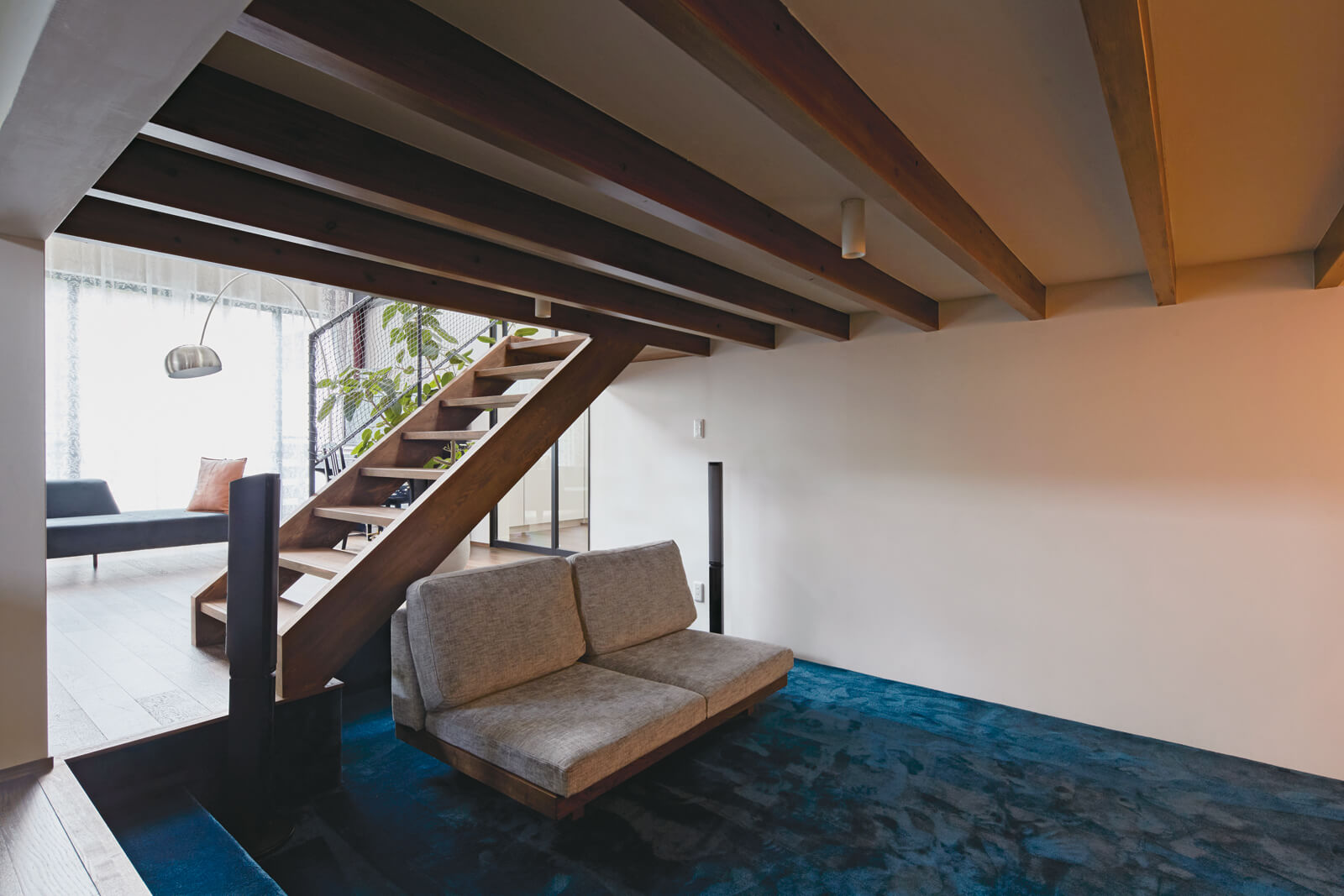 床レベルを一段下げた蔵のようなスペース。リビングの窓を開ければ風も通り、居心地の良さは抜群