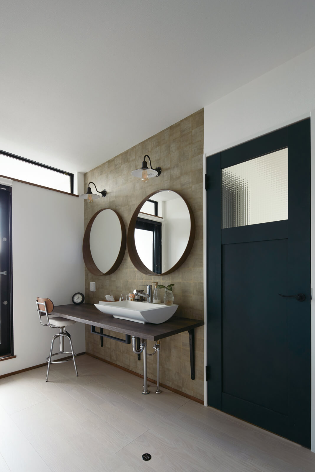 2人で立っても余裕がある幅広の造作洗面台。椅子に座って作業できるよう、下部にはあえて収納を設けず