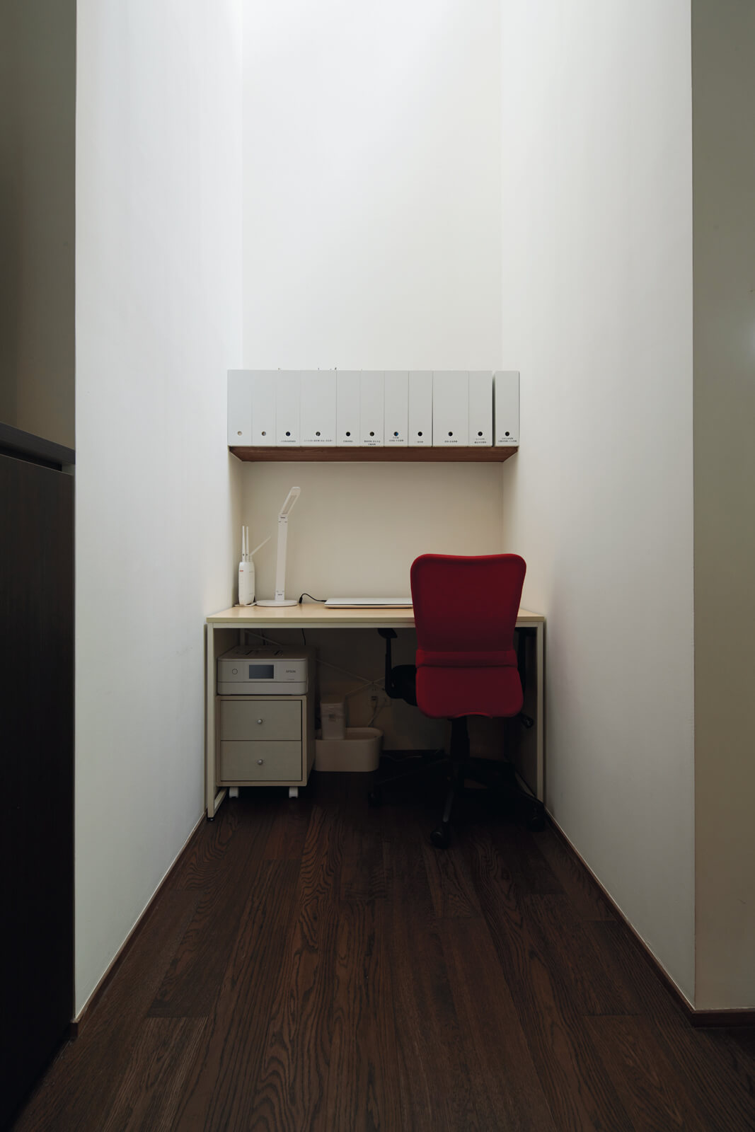 親世帯の奥さんのワークスペース。上部が吹き抜けとなっており、ハイサイドライトから自然光が降り注ぐ