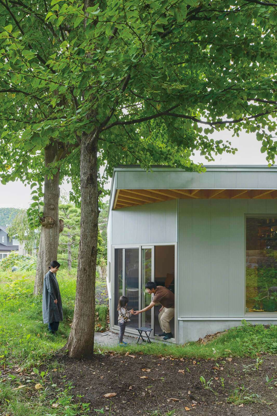 内と外はテラスを介して行き来する。「1年目は土の様子を見る意味で、試しにネギやズッキーニ、大根などを育ててみました。
来年はレイズドベッドで囲って育ててみたいと思っています」と奥さん