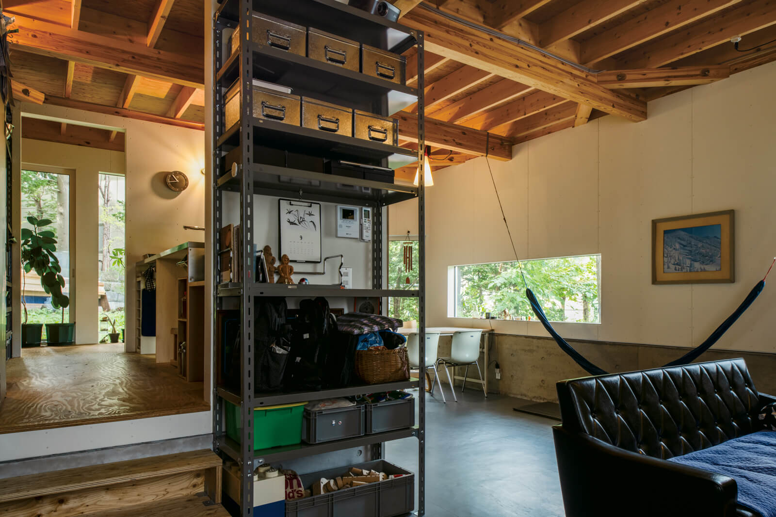 水まわりコアに出現するメインフロアを最短距離で結ぶ通路。縁側、キッチンと異なるエリアが層のように重なっている。室内の開口は対になるよう配置していて、視界の抜けが心地よい