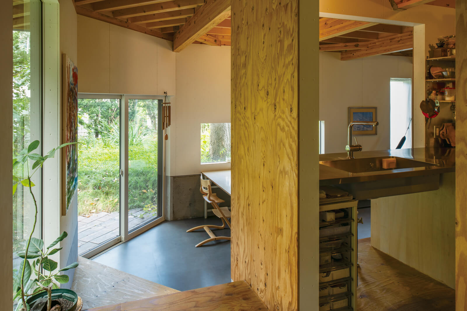 天井高の変化や曲がり角は、仕切りのない室内を機能ごとにゆるやかにゾーニング。コの字型に進むたびにプライベートが色濃くなるように計画している。地盤を掘り下げて設けたテラスを介して内と外を行き来する