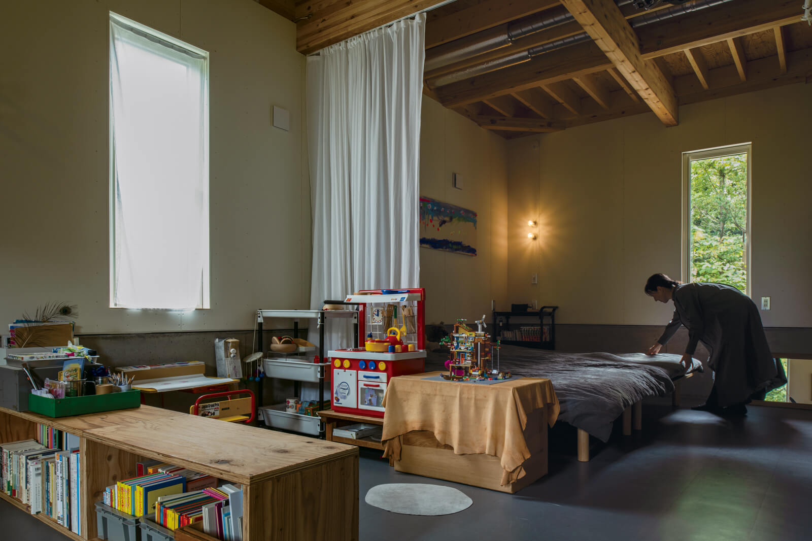 子どもスペースと、その先の寝室。「子どもの成長やライフスタイルの変化に合わせて仕切りを設けたり、造作の棚で仕切ったり、可変性のある家にしたいと思っています」とKさん