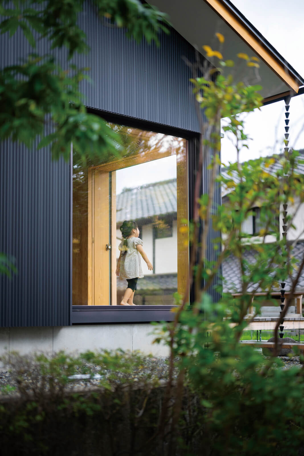 リビングの南西角に大きな開口部を設けた。Kさんが何度も眺めを確認して希望したという