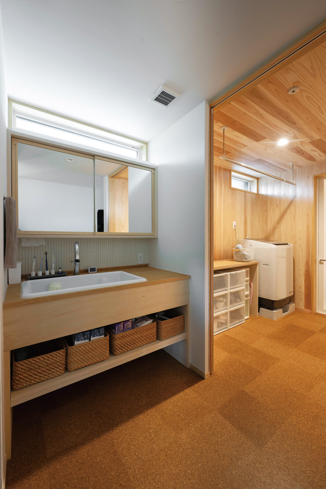 洗面スペースとユーティリティは、子どもと一緒に使うことも想定して広めにつくられている