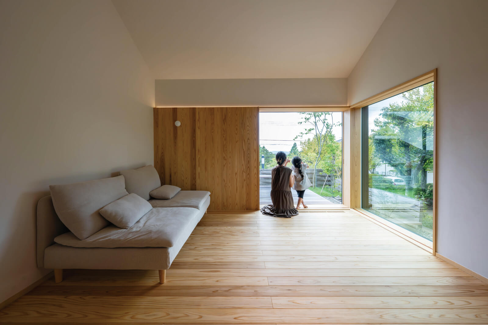 2面の大開口と勾配屋根が開放感をもたらすリビング。窓のフレームを隠す「隠しかまち」で見た目はスッキリ