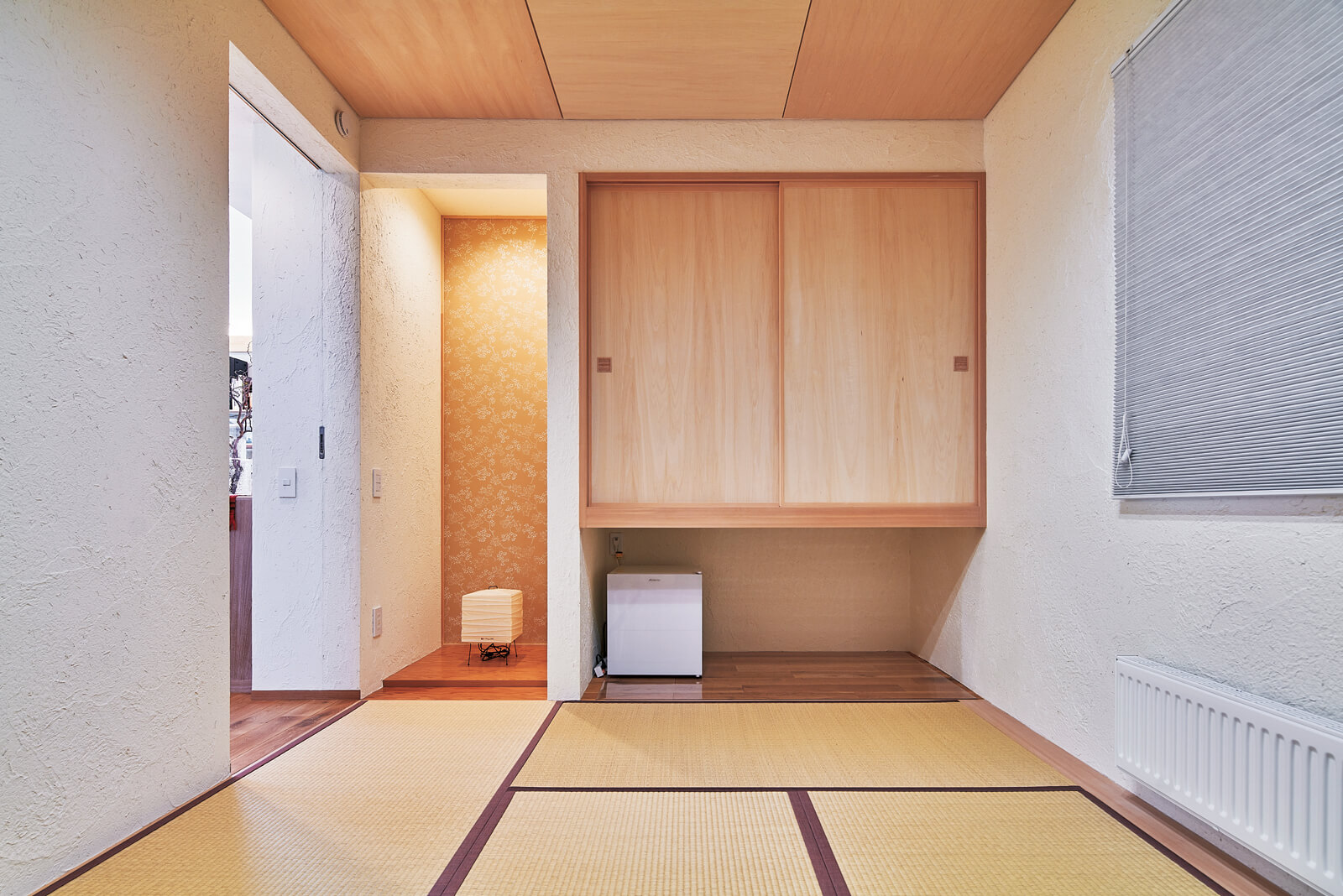 ゲストルームとして使える1階の和室。藁を多く練り込んだ珪藻土の塗り壁や、井草と麻の本畳、床の間に貼った京唐紙など、和の天然素材の風合いが感じられる