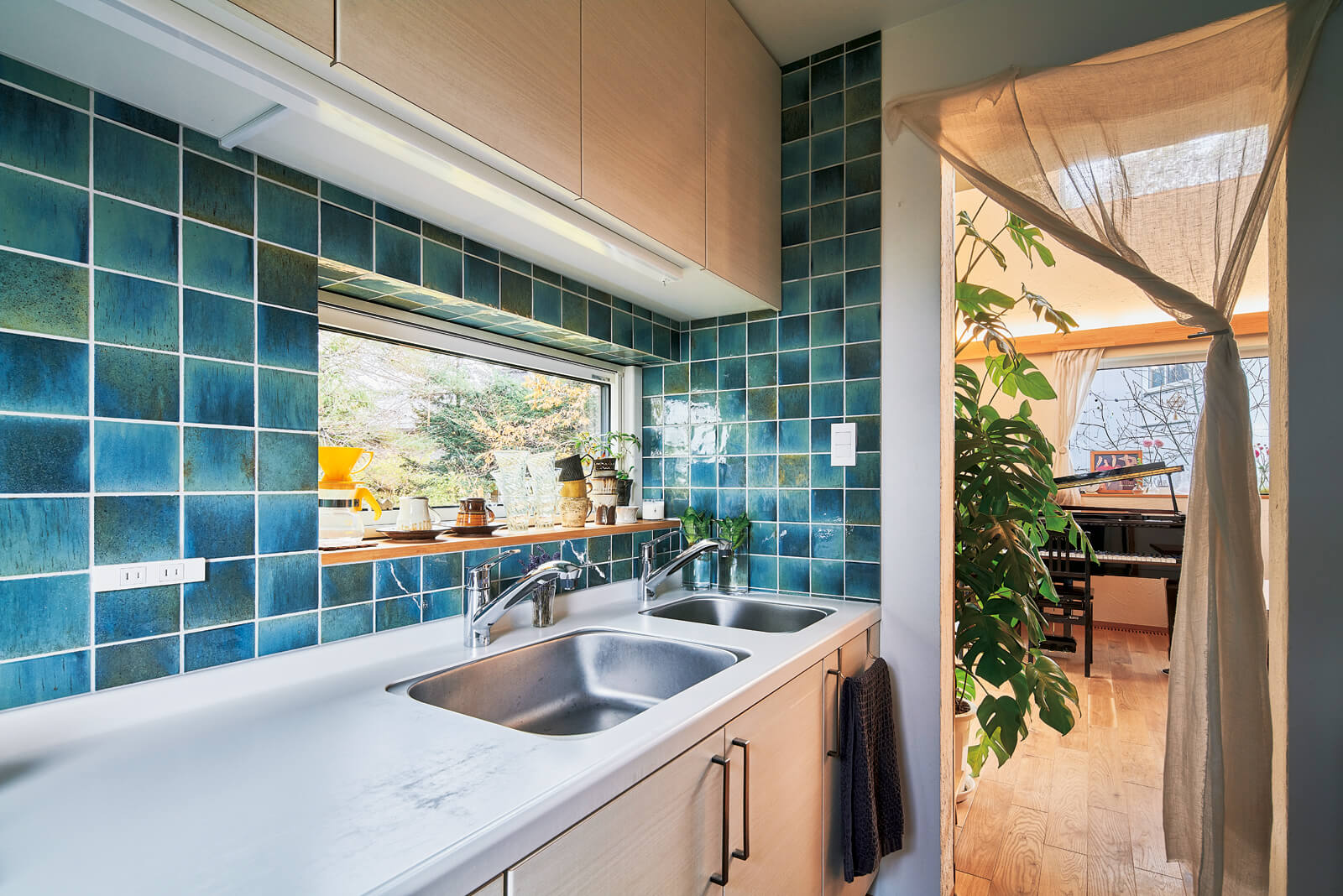 1階のメインキッチンは独立型。名古屋モザイクの札幌ショールームまで探しに行ったブルーのタイルがお気に入り