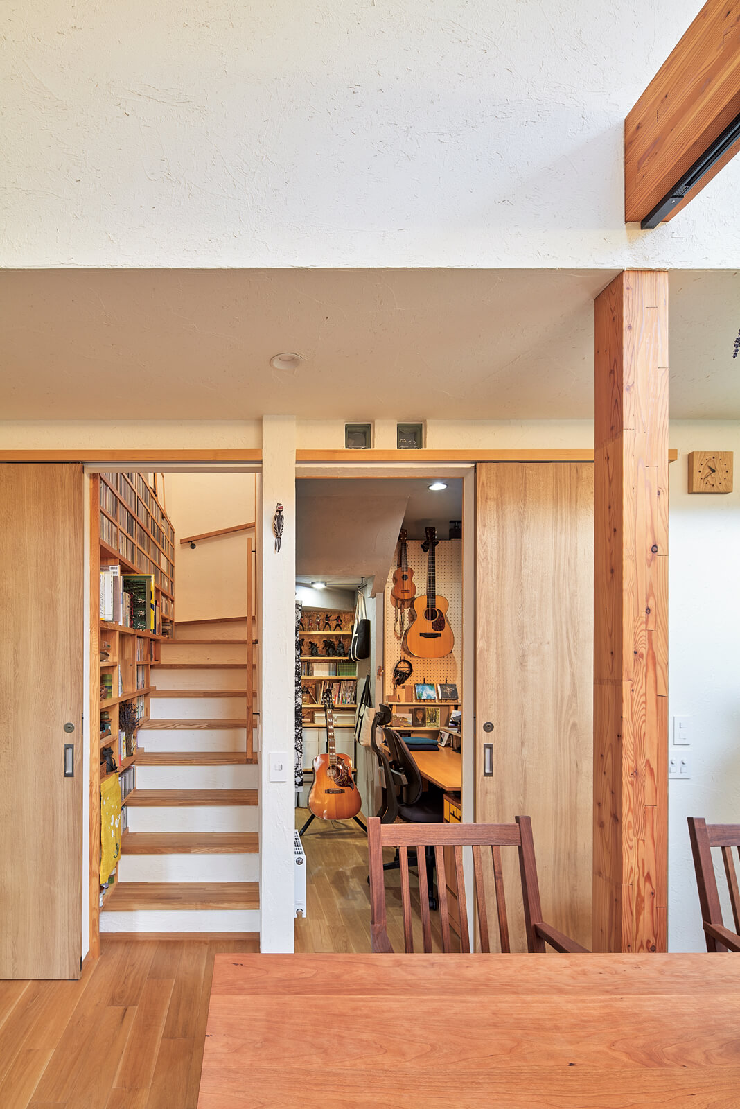階段下の小さなワークスペースは機能性の高い空間。壁には麻炭を練り込んだ。階段には念願のCDと本の収納棚を造作