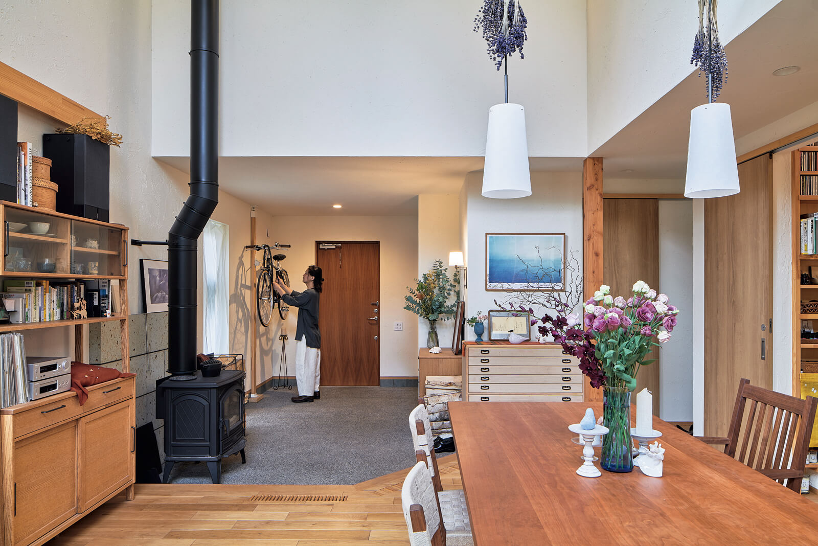 玄関の石敷きの土間は、薪ストーブを置いても余裕の広さ。仕切りがないからこその開放感が心地よい