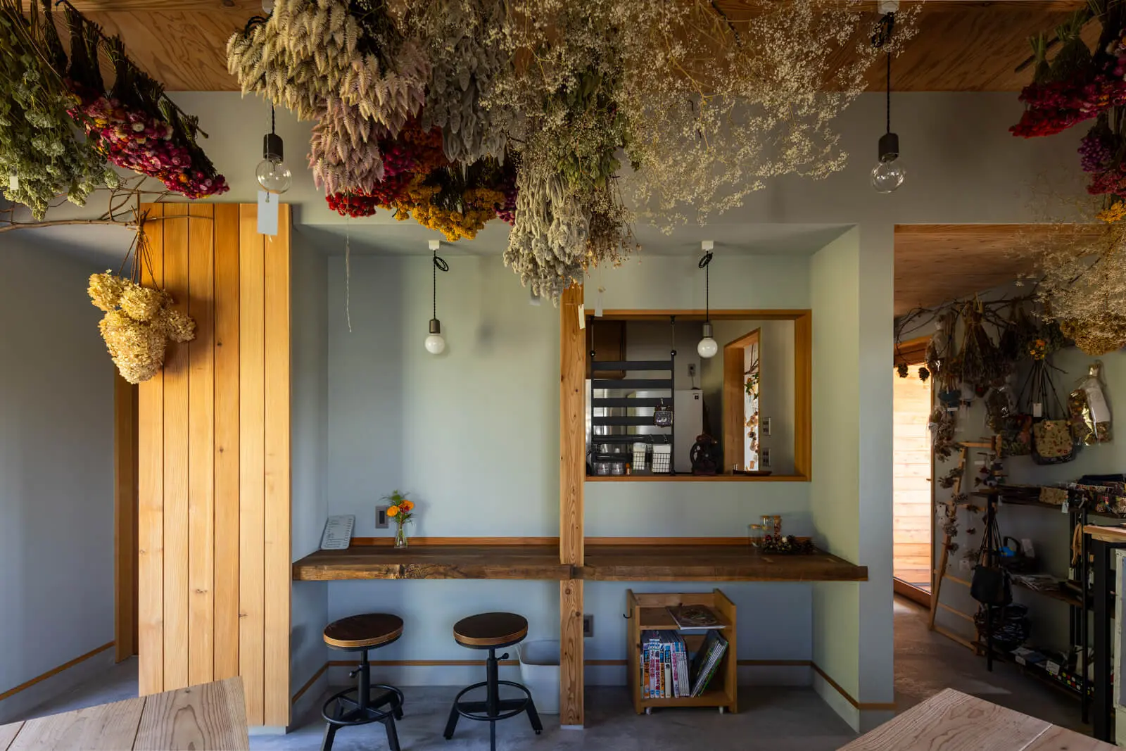 店舗にはカフェも併設。カウンターには、武部建設がストックしていた古民家の解体材、タモを採用。既存の加工跡や節、割れもそのまま意匠として生かした