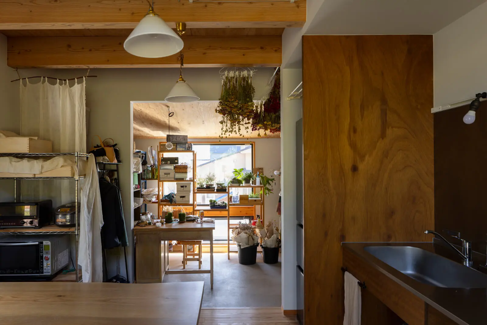 土間仕上げのリビングは、奥さんのモノづくりスペースとして活用されている