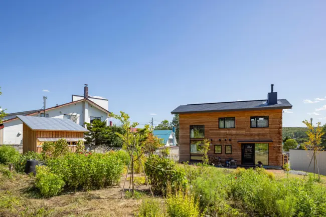 庭が暮らしに溶け込む 職住一体のカラマツの家