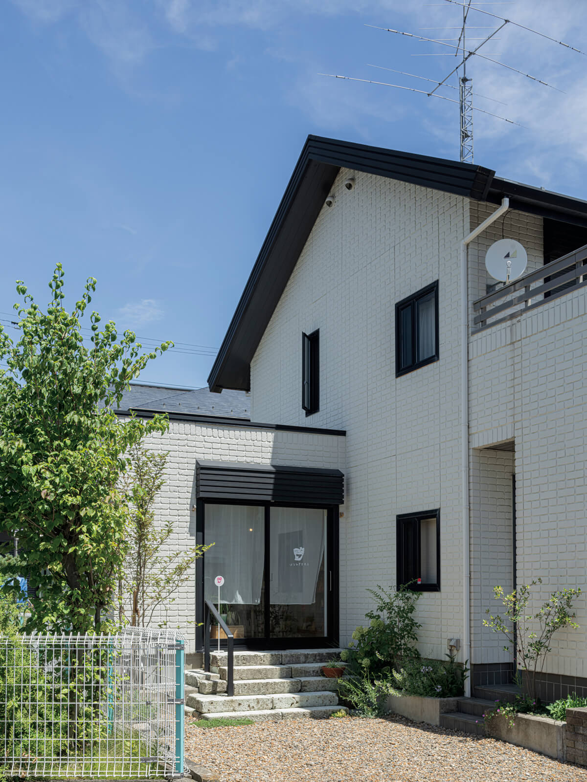 築30年ほどになる住宅の一室を書店にリノベーションした『はなみずき書店』。外構や植栽まで含めてコーディネートされている