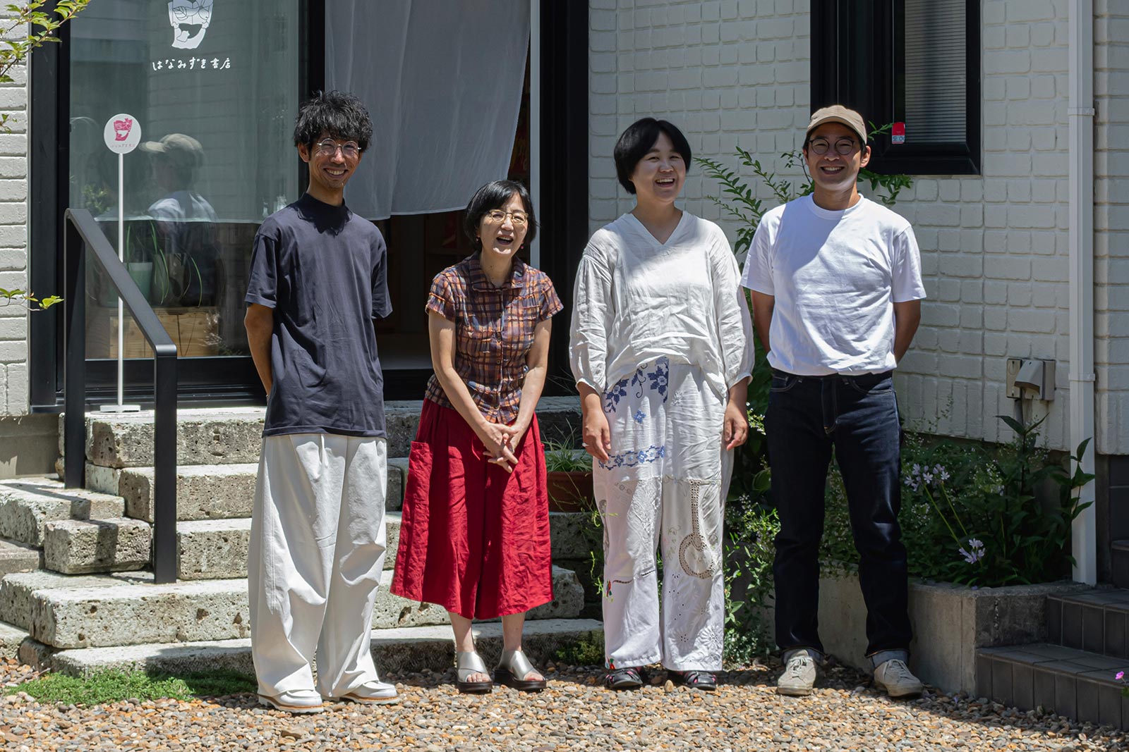 写真向かって右から鈴木さん、坂内さん、施主のAさん、齋藤さん。チームでつくった『はなみずき書店』は、地域の人たちに寄り添う居場所として少しずつ存在感を増している