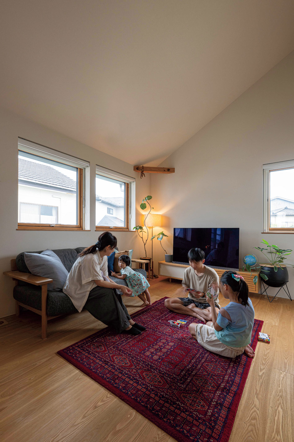 2階に配したリビングは、屋根なりの勾配天井が開放的をより一層引き立たせる