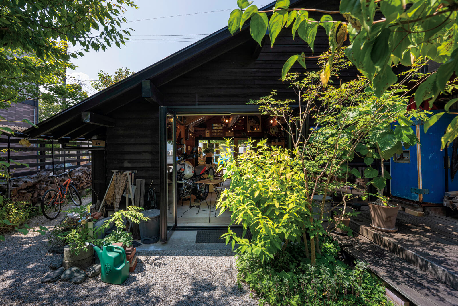 庭から書店のほうを望む。新築後に植えた草木は、18年経って心地よい木陰をつくるまでに育った