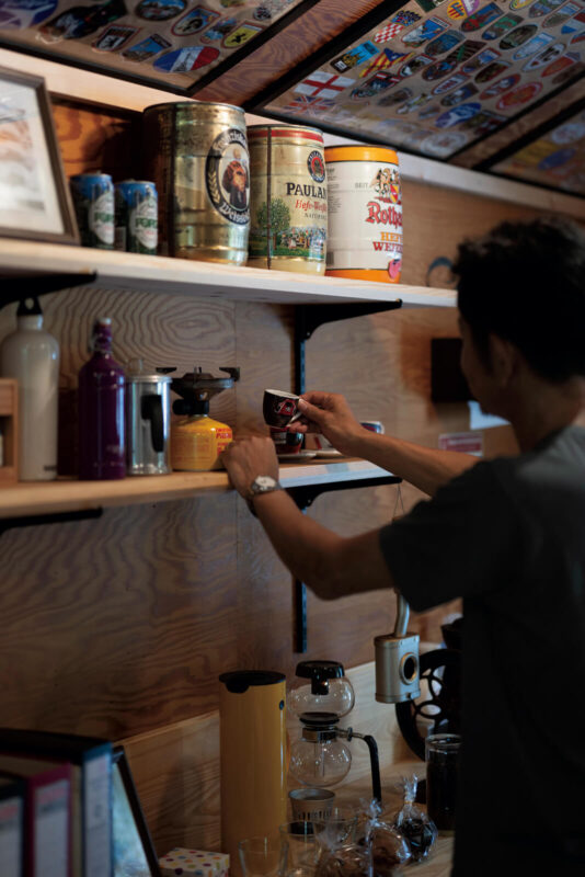 コーヒーを入れるのも趣味のWさん。本格的なカフェメニューではなく、本を選ぶ間にほっとひと息つくお供として、コーヒーなどを提供している