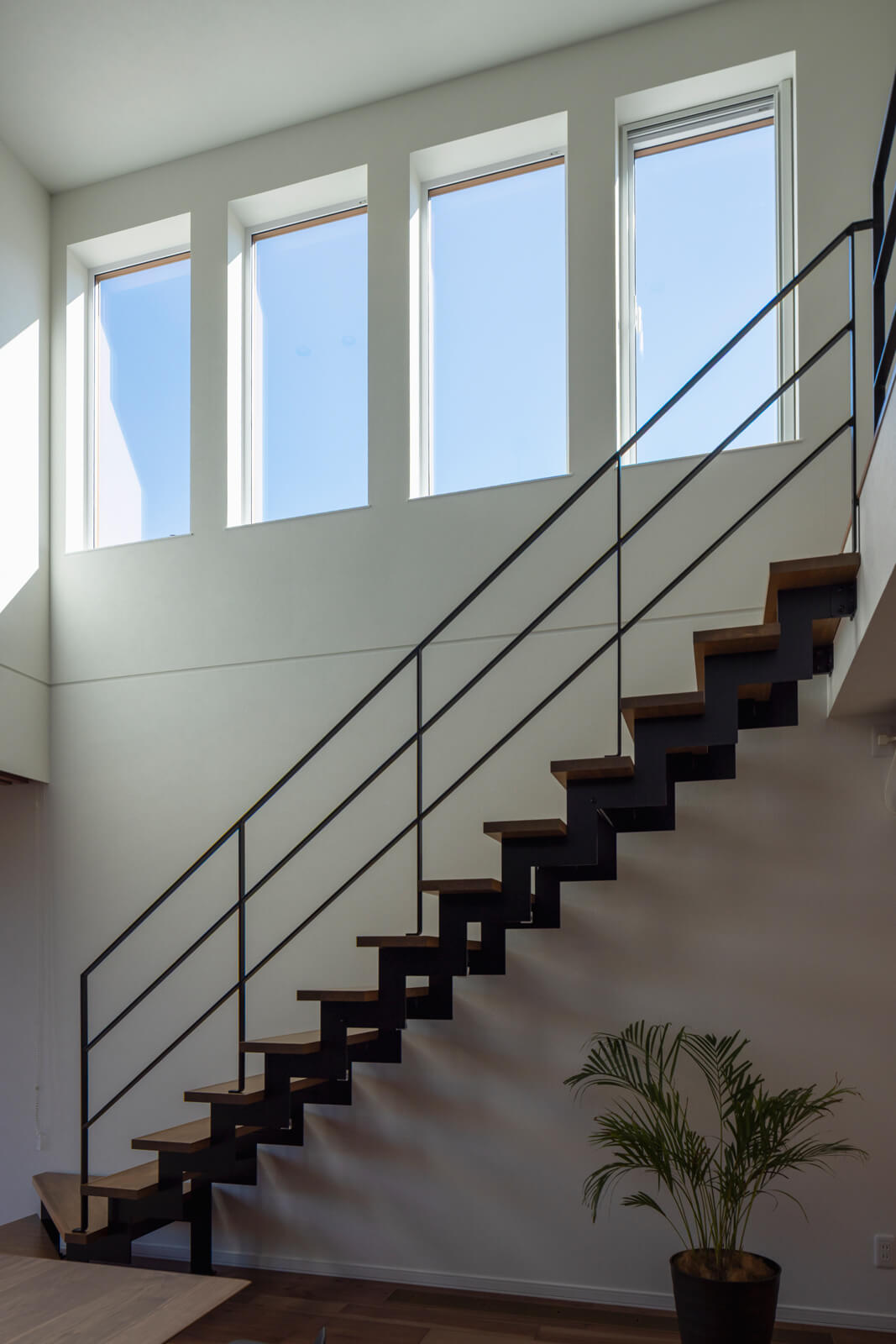 空だけを切り取る4連のハイサイドライトからたっぷりと明るい光が降り注ぐ