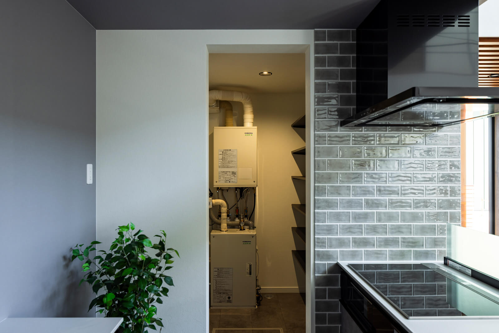 キッチンに隣接するパントリーは、ボイラー室も兼ねる。暖房・給湯には、灯油を熱源とするエコフィールを採用した