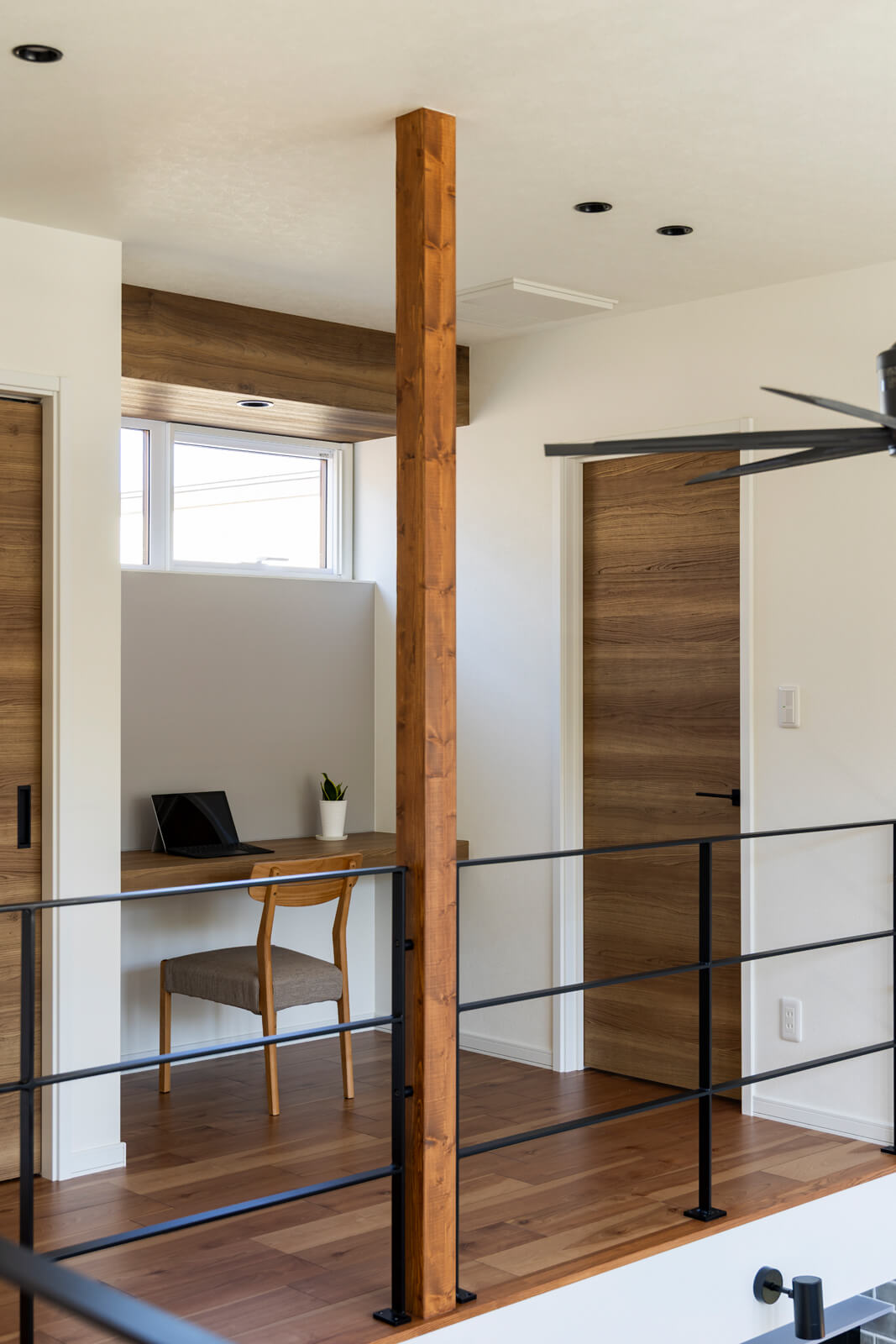 2階の寝室手前にあるスタディスペース。ダイニングの吹き抜けを伝ってお互いの気配を感じることができる