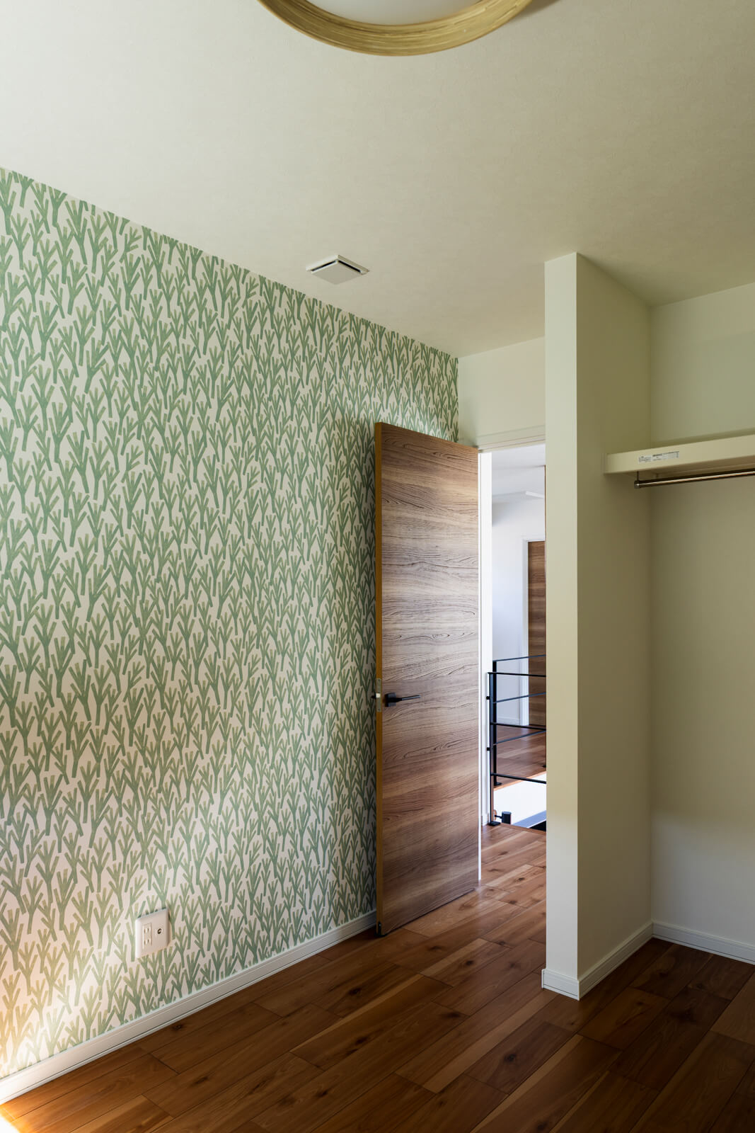 2室設けられている子ども部屋はデザインクロスで遊び心のある雰囲気に。オープンクローゼットも備えている