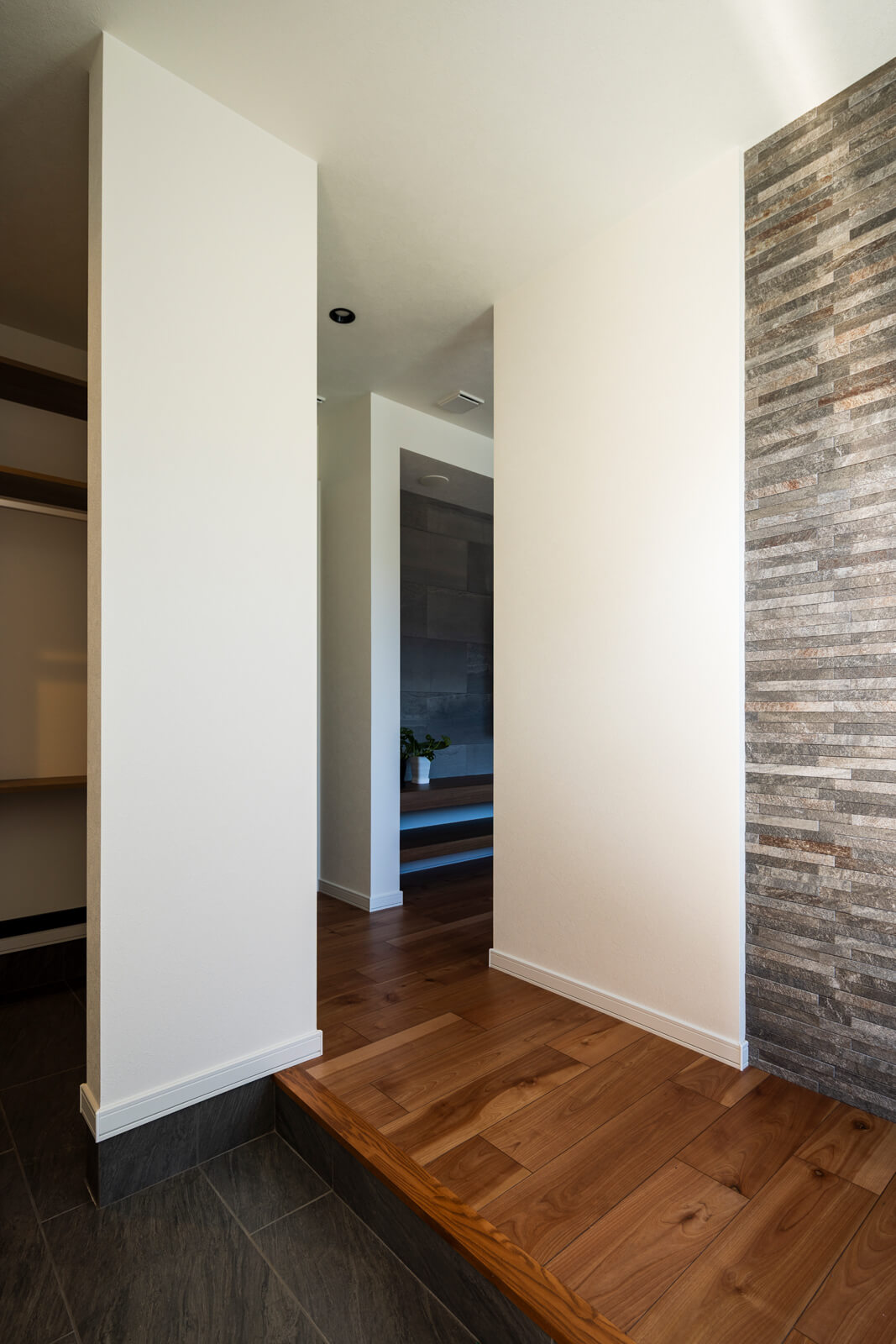 採光窓を備えた明るい玄関。土間続きにシューズクロークがある