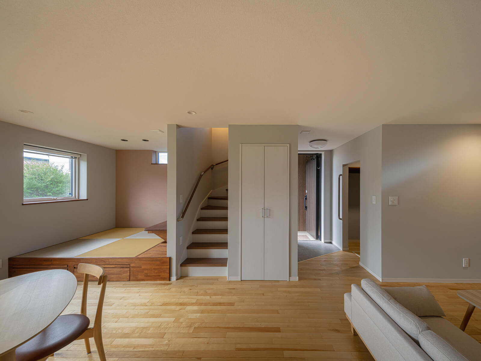 リビングから直接玄関や2階につながる無駄のない動線計画もポイント。ダイニング横の小上がりスペースには、モダンな琉球畳を設えた