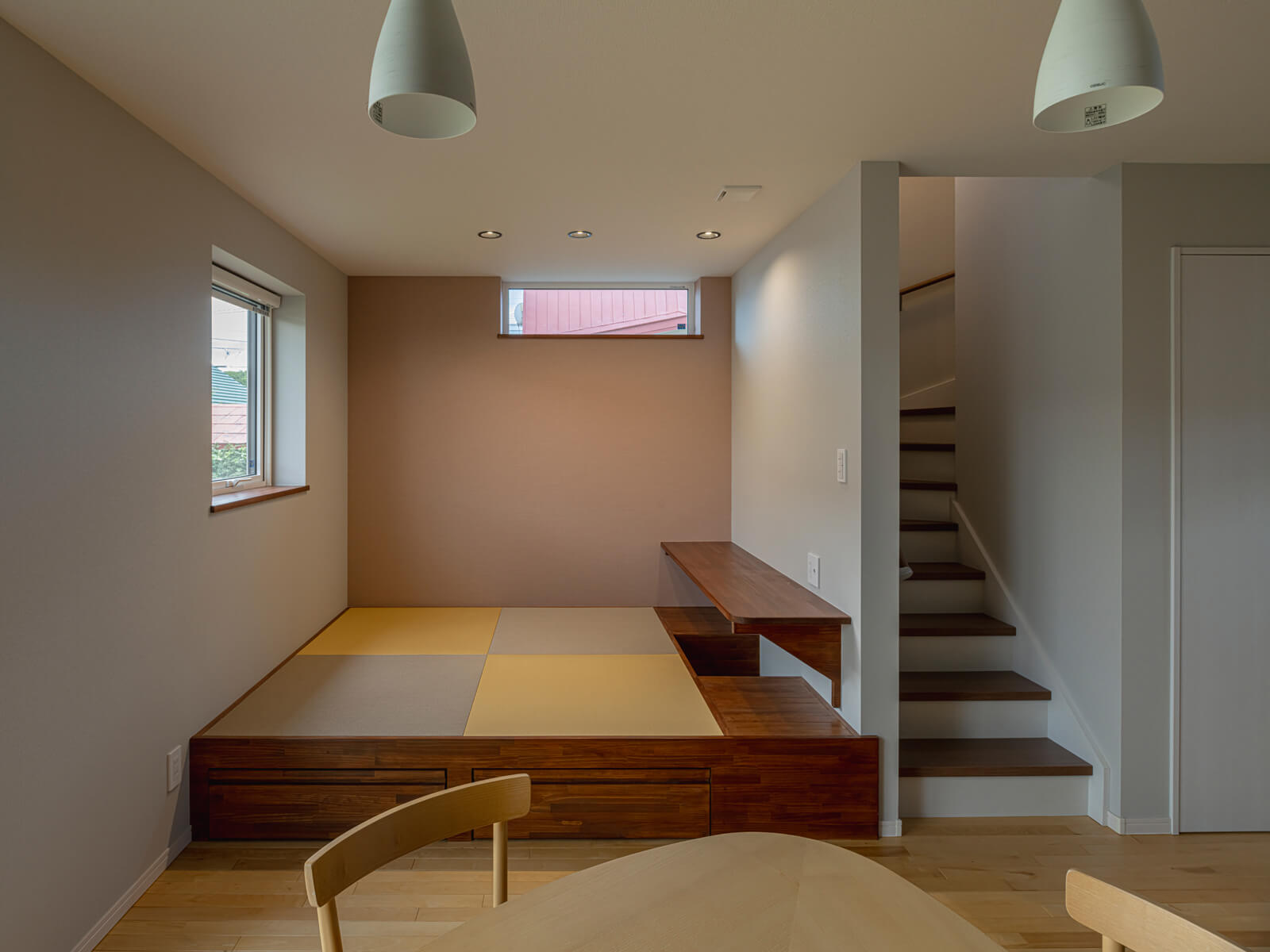 小上がりの一部は、掘りごたつ仕様にし、壁にカウンターテーブルを造作。スタディコーナーとして活用できる