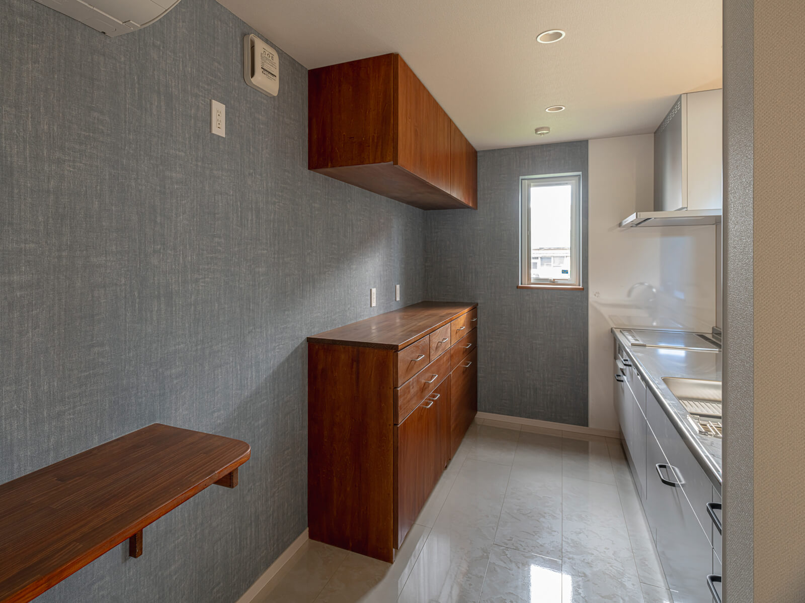 キッチンの背面収納はサイズや素材、色を吟味し、造作で設えた