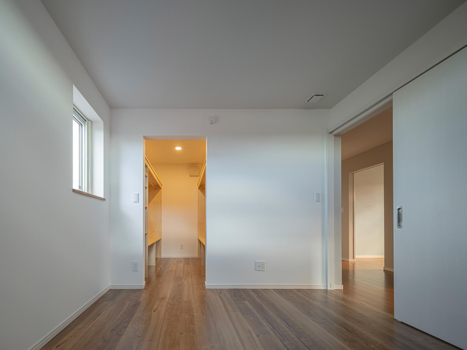 寝室には可動棚などを造作したウォークインクローゼットを備えた