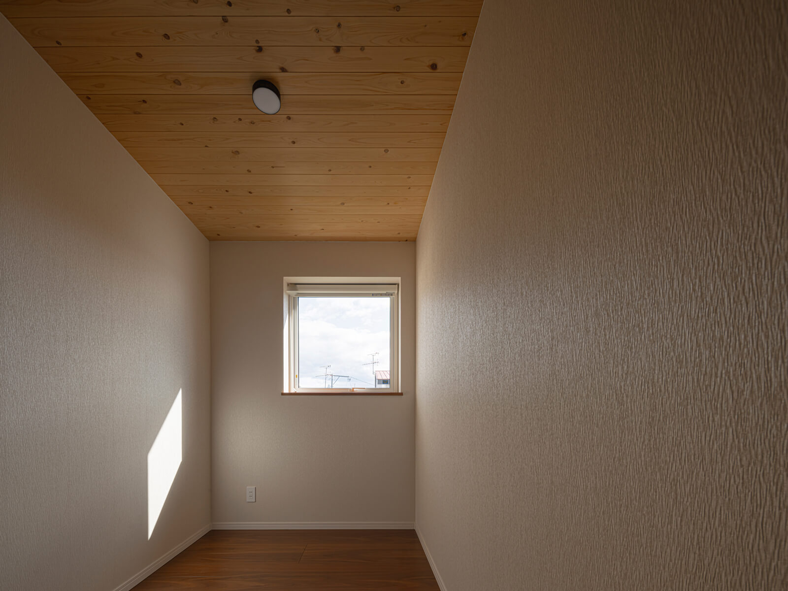 リモートワーク用の書斎や趣味部屋としての使い方を想定した2.6帖の洋室は、客間としても便利