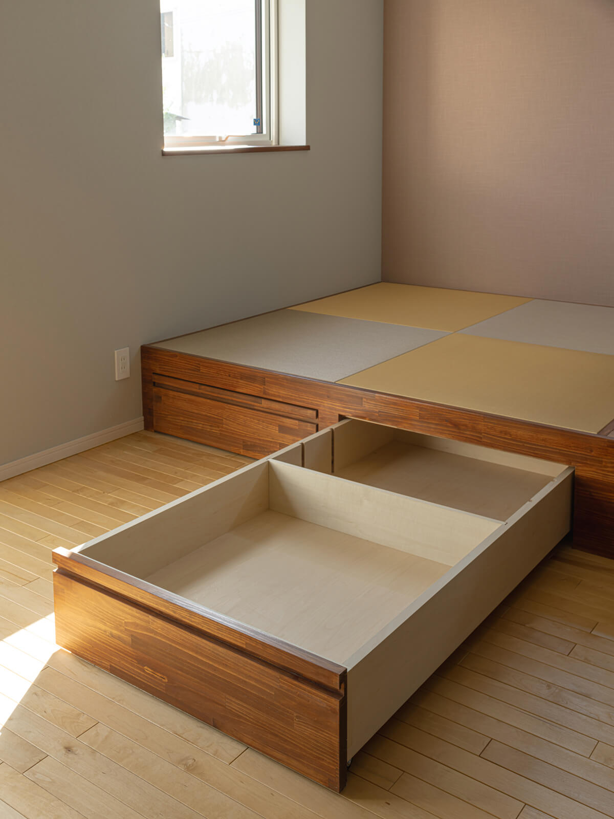 小上がりの下部は奥まである大容量引き出し収納になっている