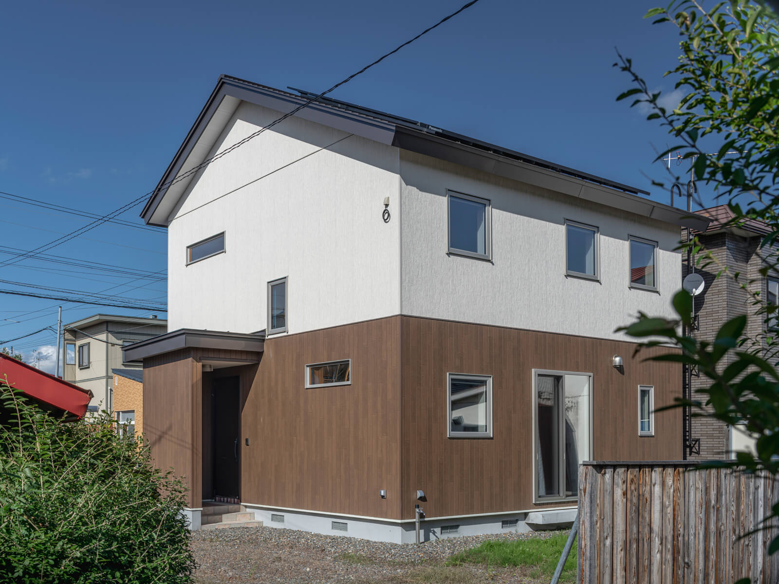 上下で分けたツートーンカラーの外壁が印象的。敷地の形状と駐車スペース確保の観点から、建物は4間✕4間の総2階建てに