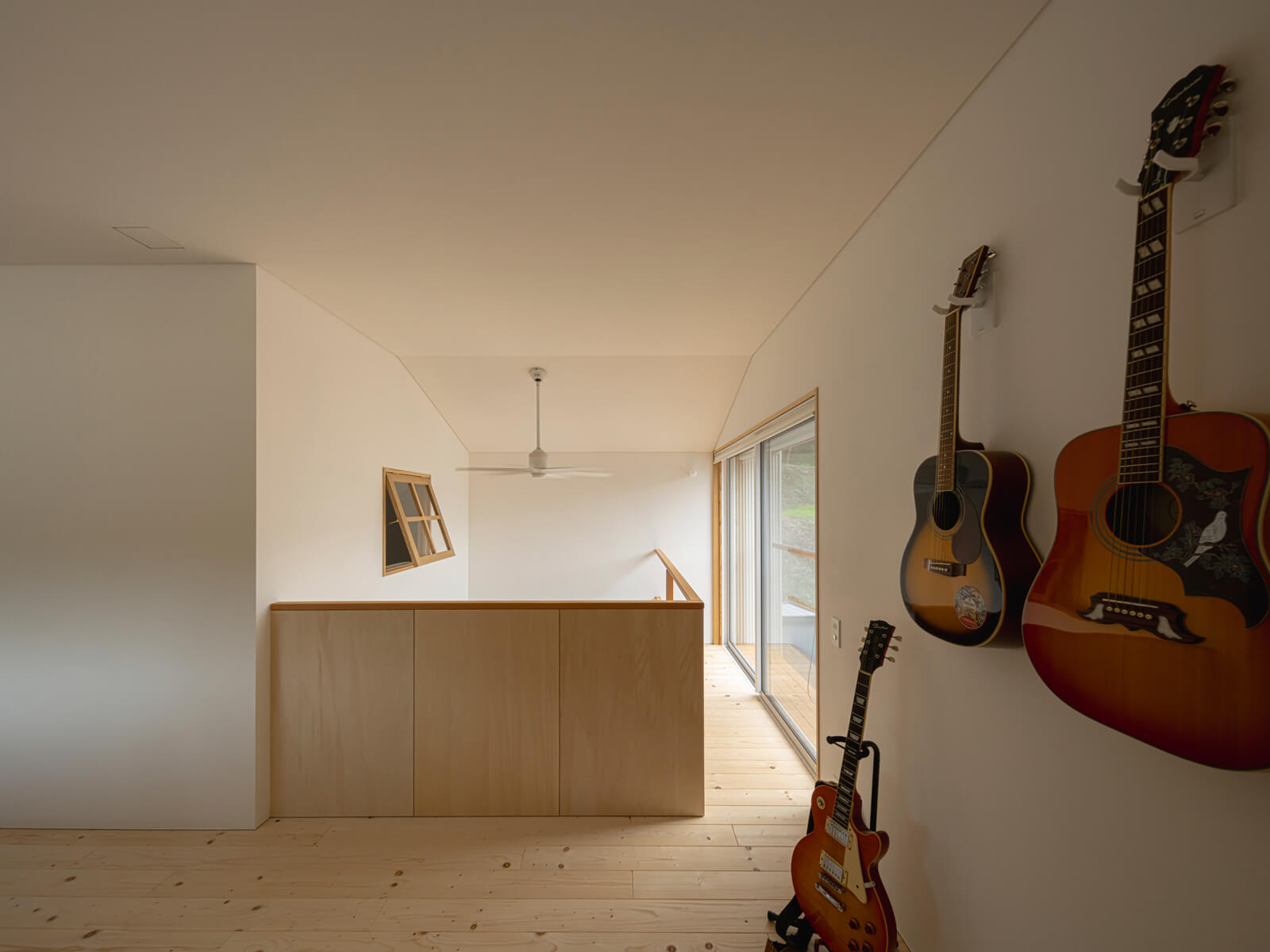 2階南側に設けられたキャットウォークは、窓拭きや外物干しのためのもの。構造の補強も兼ねている