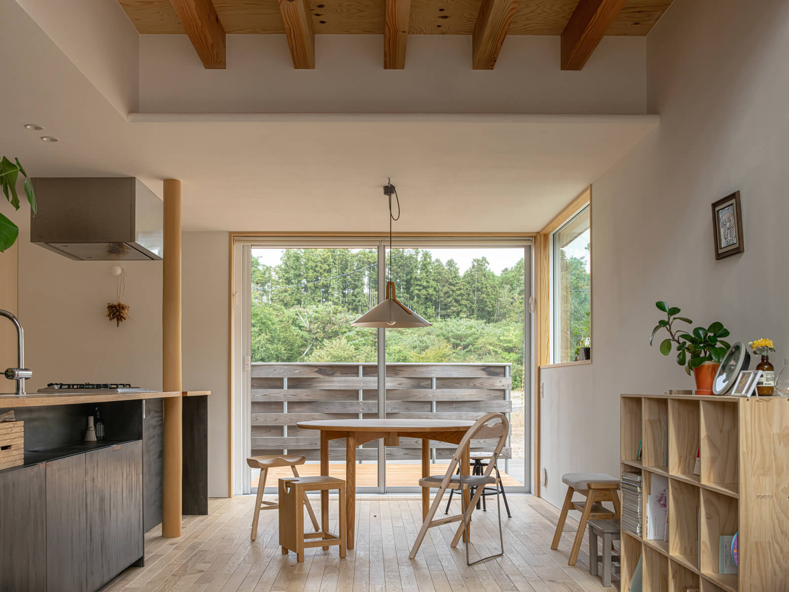 郊外ならではのおおらかな暮らしを叶えた室内。テラスに直結する北側の大開口は景色を楽しむためのもので、南側の窓は輻射熱を取り込むためのものと、用途を明確に分けて窓を配置している