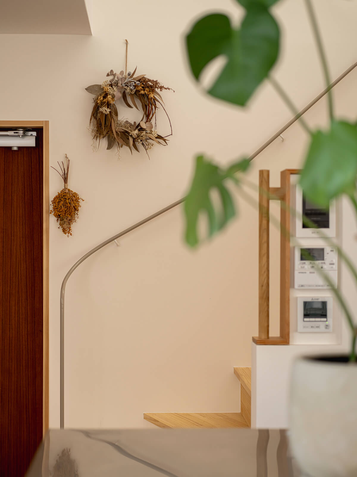 階段の手すりには、グレージュに塗装した細いアイアンを施工。意匠性も高く、軽やかに空間に溶け込んでいる