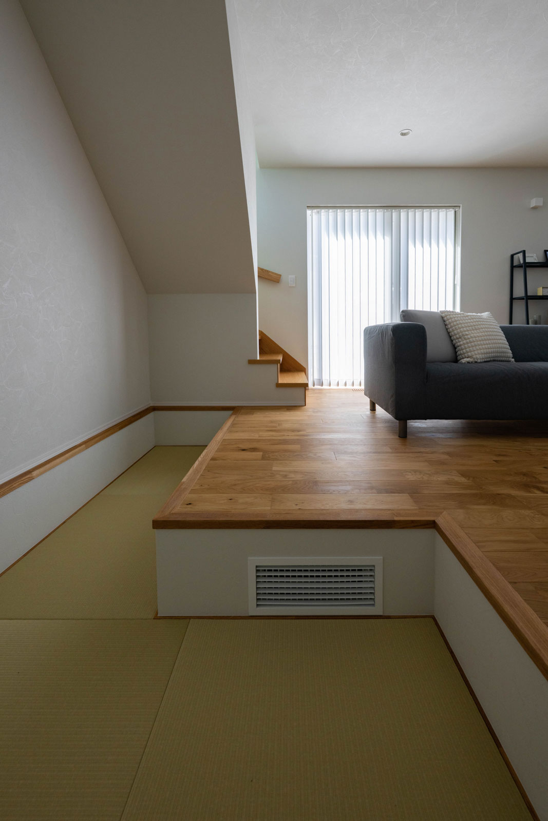 階段下を利用したダウンフロアのヌックスペース。畳敷きの居心地の良い空間