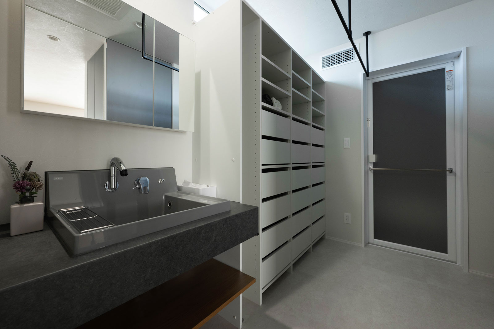 広々としたユーティリティ。大容量の造作収納や物干し用のバーも設置されており、洗濯作業も効率良く行える