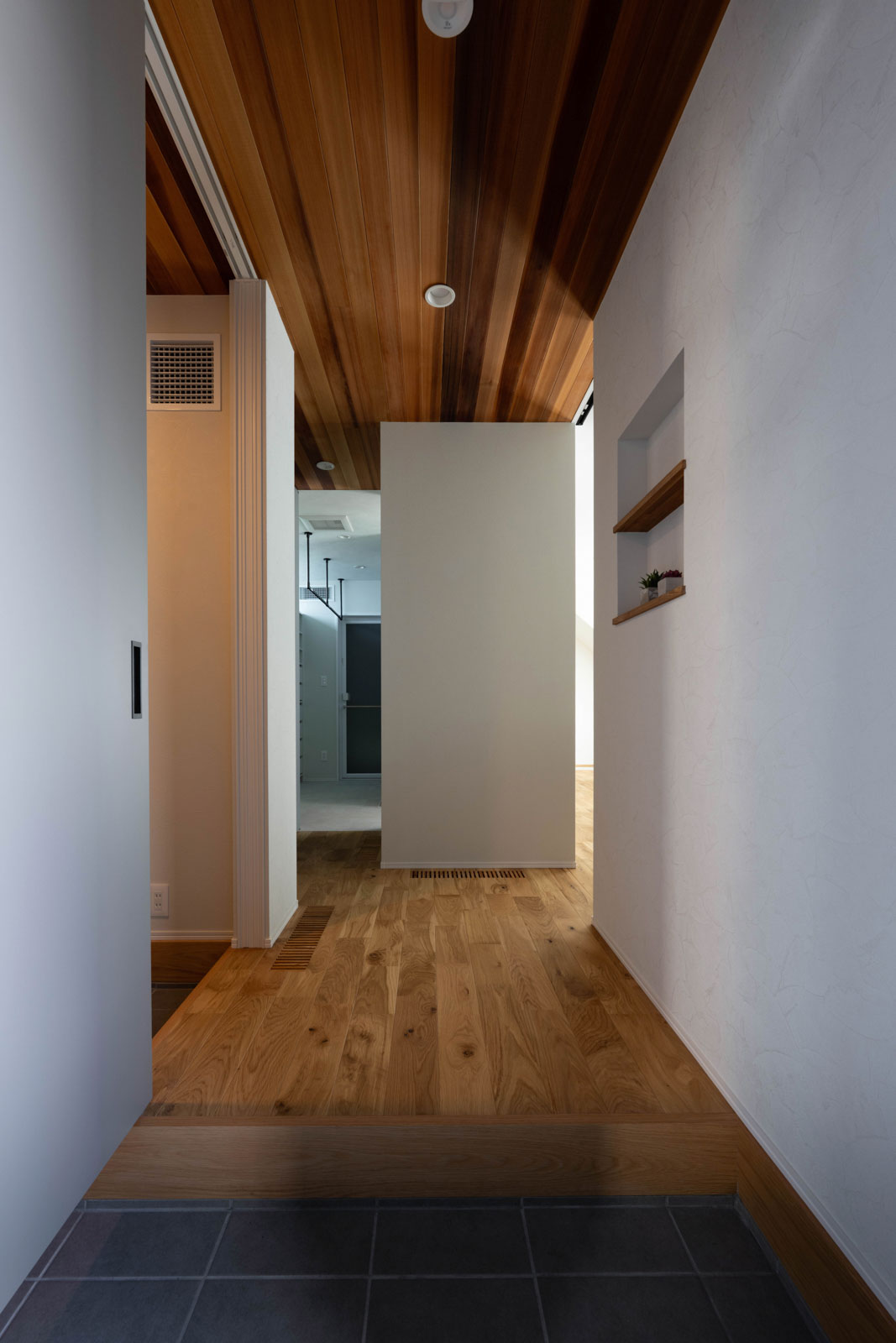 玄関ホールの奥はユーティリティ。途中にはただいま手洗いも備わっており、帰宅後のスムーズなルーティンを実現