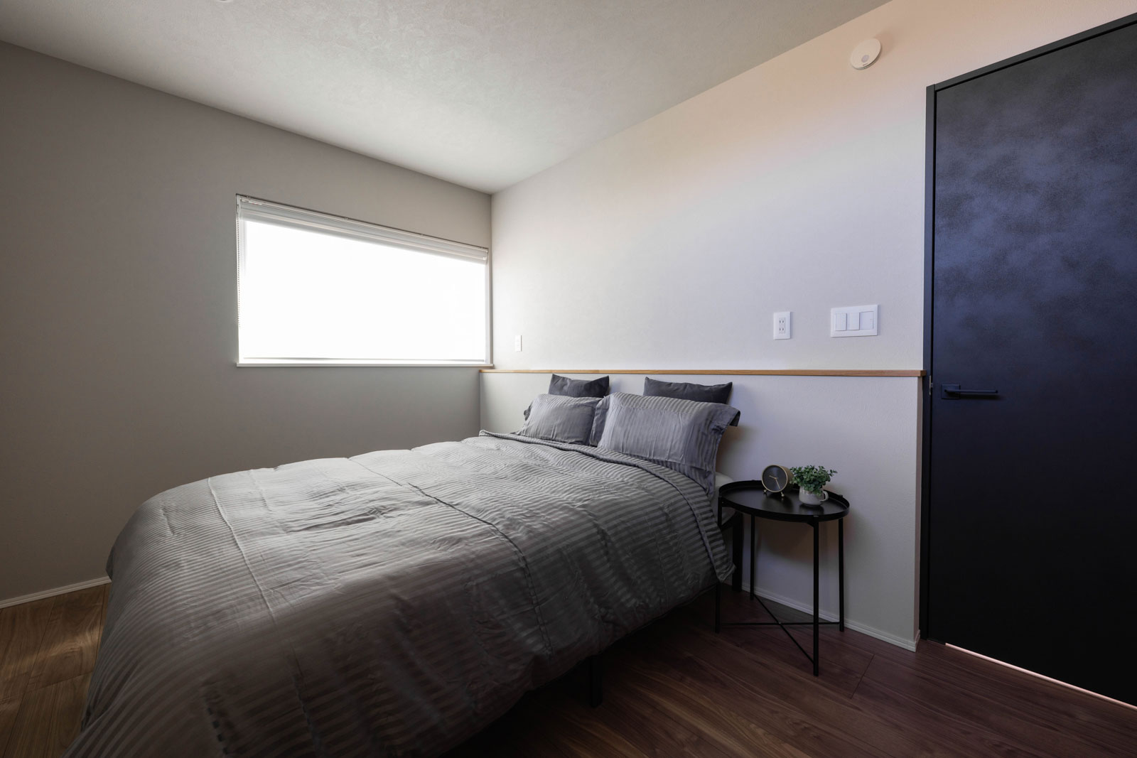 落ち着きのある6帖の寝室。反対側にはウォークインクローゼットも完備