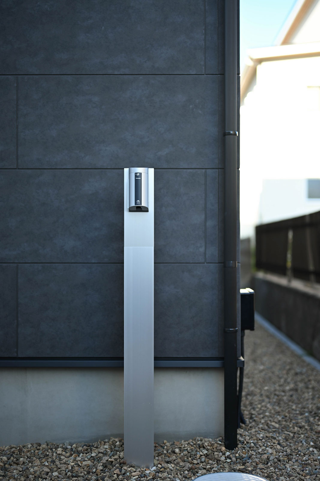 アプローチには電気自動車用の6kW出力の充電スタンドも完備