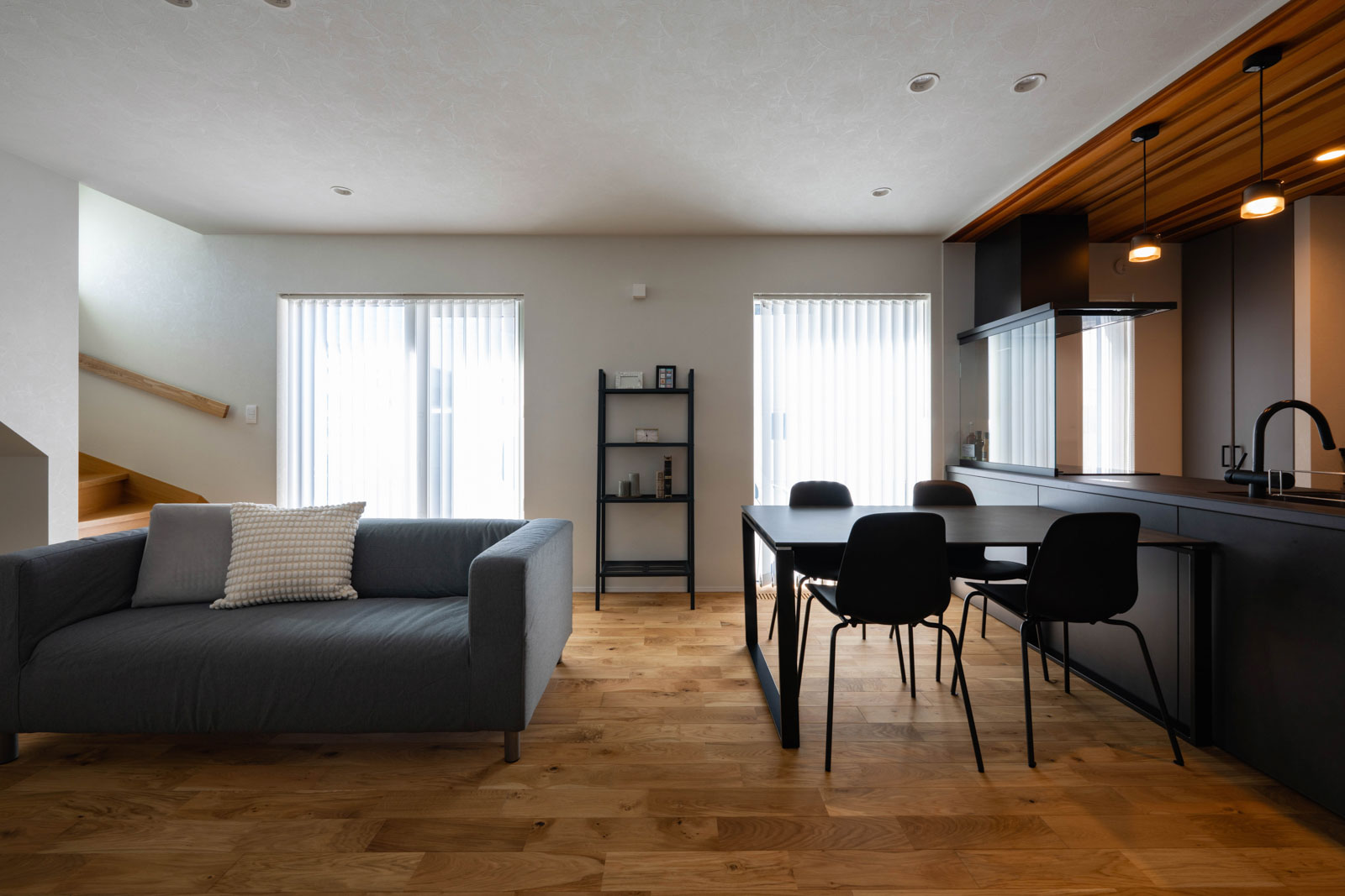 実際に暮らすイメージが湧いてくる、15.7帖という適度なサイズ感のLDK。陽光が入る南面を長辺にリビングをレイアウトした。開口部にはすべて樹脂サッシ&トリプルガラスを採用