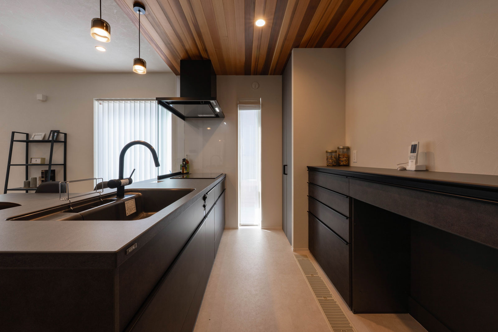 最上級グレードのシステムキッチンは、洗練された存在感のみならず調理をスマートにサポートする機能が充実