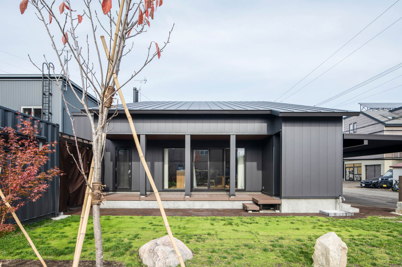 庭に面して広いテラスを設けた。庭に置かれた石は、もともとこの敷地内にあったものを生かしたという