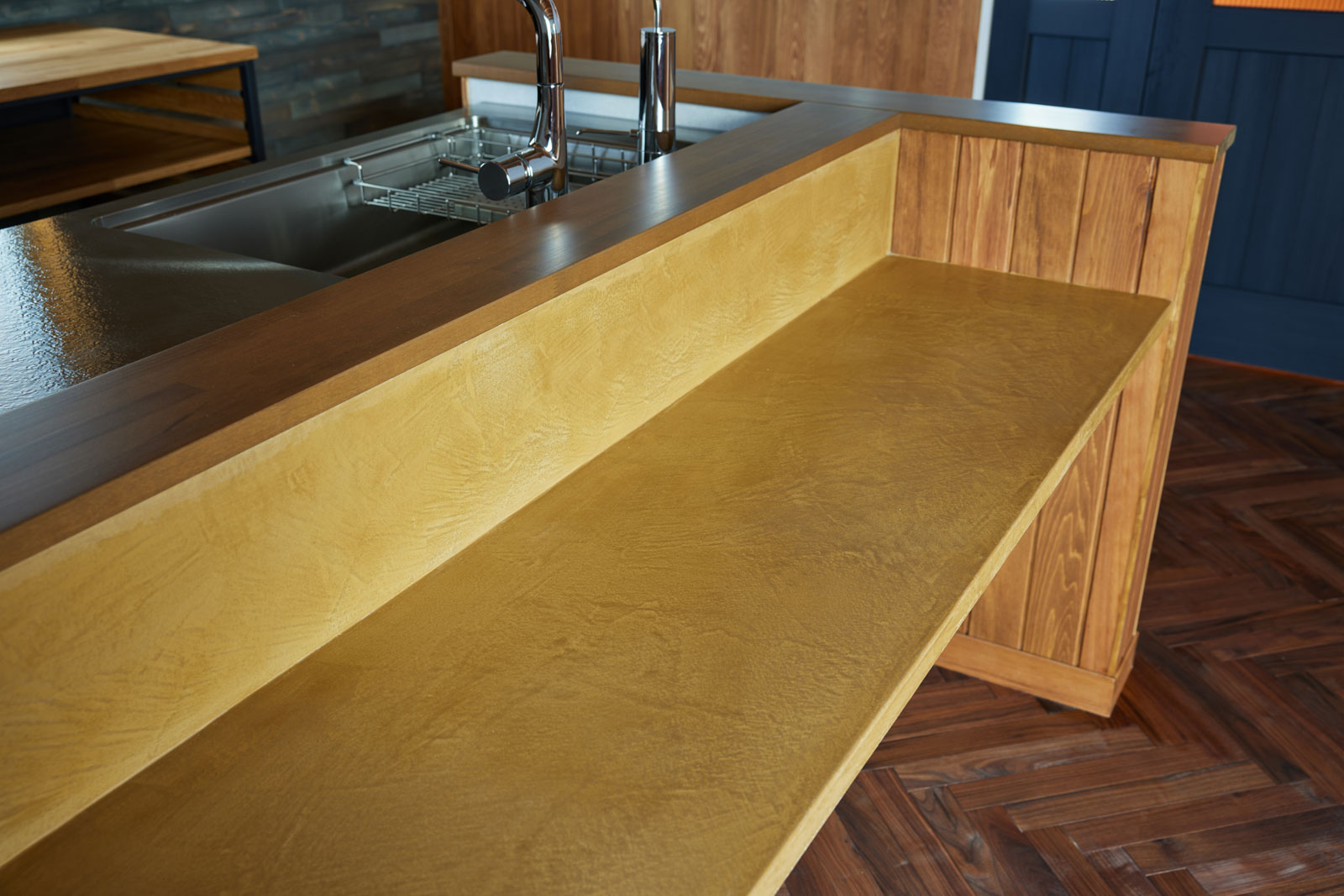 カウンターの天板はモールテックス仕上げ。一般的にはグレーを採用することが多いが、ナチュラルなイエロー系にしているのが印象的