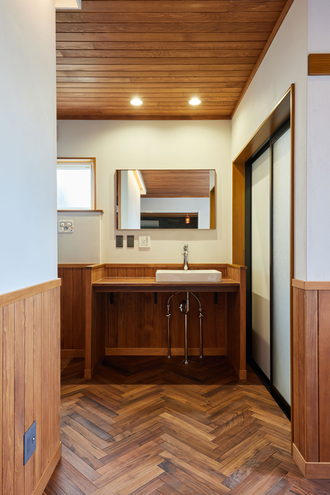 トイレと浴室の間にある洗面スペース。左側には洗濯機を置いて、ランドリースペースとしても空間を使う予定