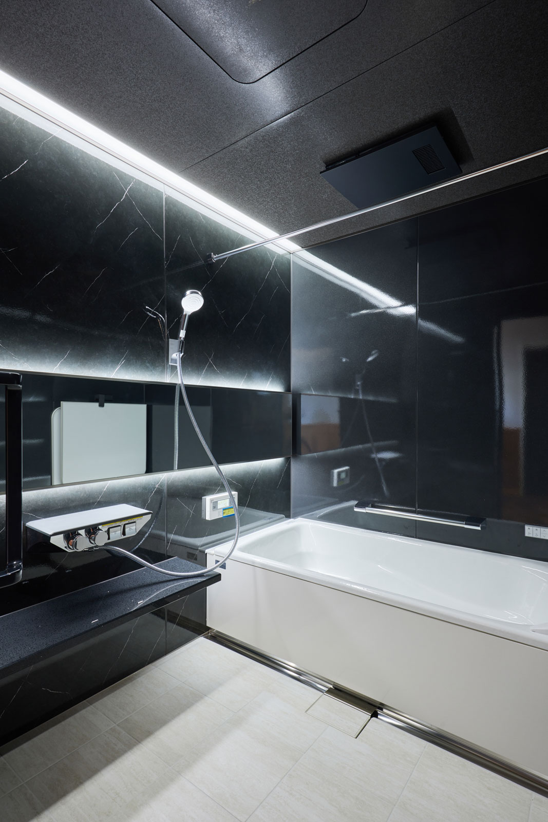 浴室は他の空間とはガラッと変わって、ブラック&ホワイトでホテルライクな雰囲気