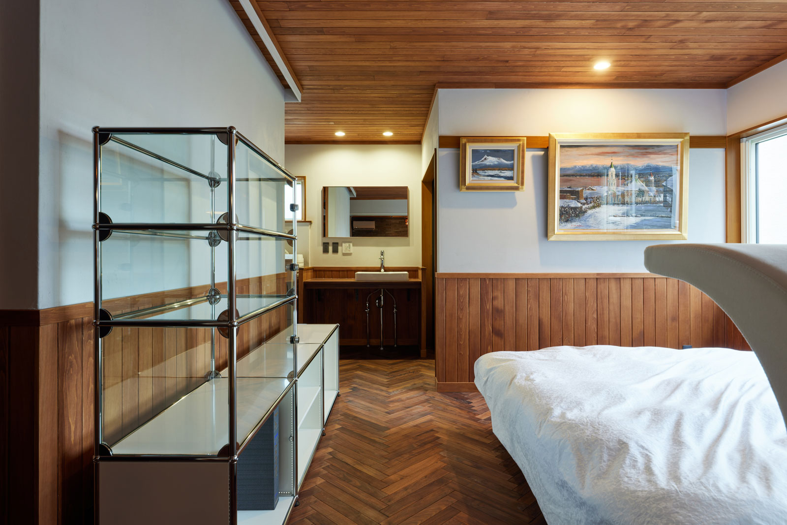 約20帖の広々とした寝室にはトイレとバスルーム、ウォークインクローゼットが併設されている。モジュラー家具「USMハラー」が、日本で唯一のウォーターベッドブランド「ウォーターワールド」のベッドフレームにマッチしている