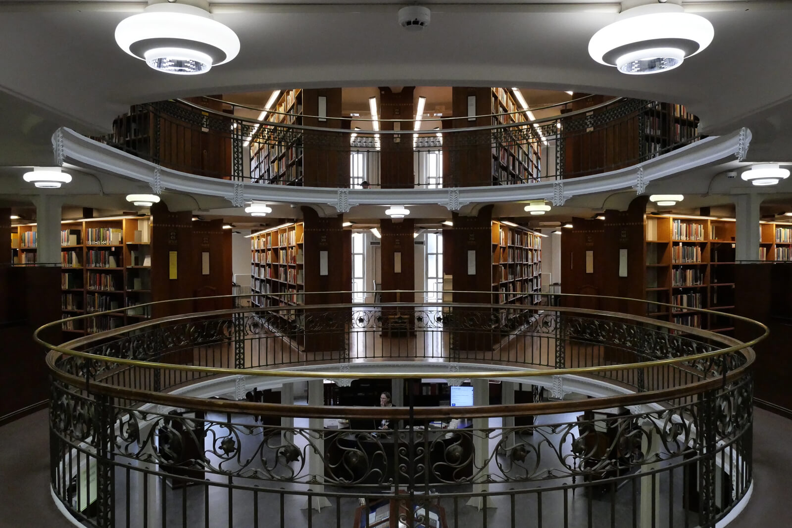 クラシカルなシンメトリーのデザインが美しい国立図書館の室内